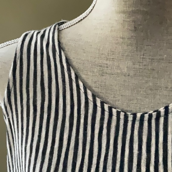 W5 size M vertical striped sleeveless top - Picture 2 of 7